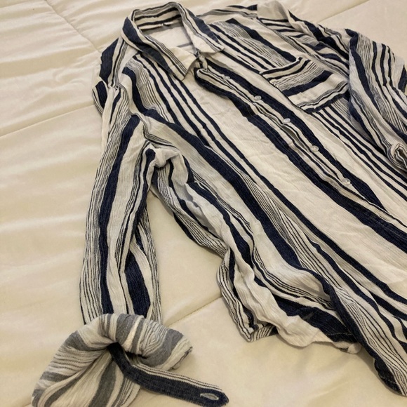 Blouse, navy and ivory, feels like linen but is 100% rayon, long tail, so 👍 - Picture 3 of 6